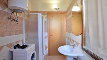 Standard Apartment, 2 Bedrooms | Bathroom | Shower, rainfall showerhead, hair dryer, bidet
