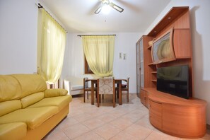 Apartamento estándar, 2 habitaciones | Zona de estar | Una televisión de pantalla plana