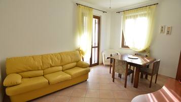 Apartamento standard, 2 quartos | Área de estar | TV de tela plana