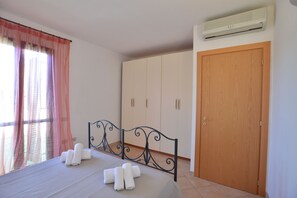 2 chambres, bureau, rideaux occultants, chambres insonorisées
