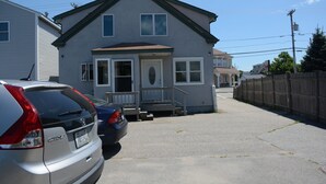 A two-story house with a front porch and a garage. - Perfect For Wedding Guest, Friends Getaway Or Family Vacation (Middletown)