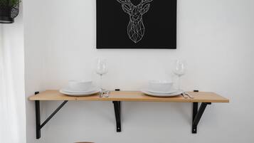 Appartement, 1 kingsize bed, uitzicht op de stad | Dineren op de kamer