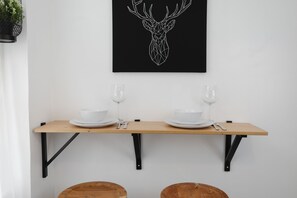 Apartment, 1 King Bed, City View | In-room dining