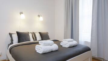 Appartement, 1 kingsize bed, uitzicht op de stad | 1 slaapkamer, een bureau, een strijkplank/strijkijzer