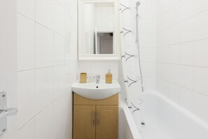 Apartamento, 1 cama King, vista para a cidade | Banheiro | Chuveiro/banheira combinados, produtos de toalete grátis