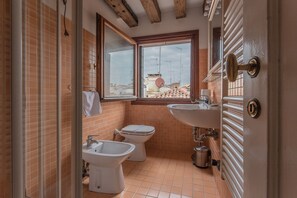 Apartment, 2 Schlafzimmer | Badezimmer | Dusche, kostenlose Toilettenartikel, Bidet, Handtücher