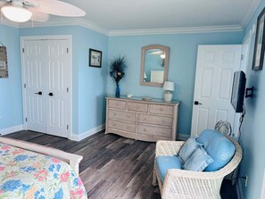 4 bedrooms, free WiFi, bed sheets - Experience oceanfront luxury at Serenity's Star, a spacious 4BR home in Holden Beach. (Holden Beach)