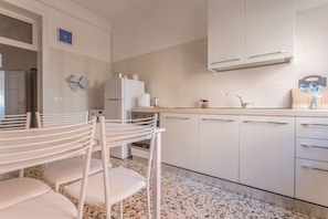 Apartment, 2 Schlafzimmer | Eigene Küche | Großer Kühlschrank, Mikrowelle, Herdplatte