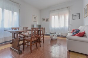 Apartment, 2 Schlafzimmer | Wohnbereich | Flachbildfernseher