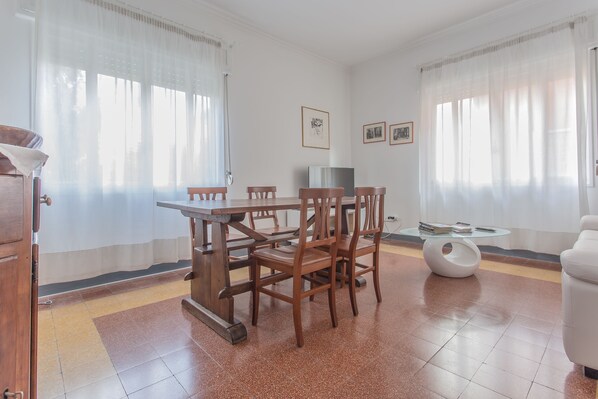 Apartment, 2 Bedrooms | In-room dining