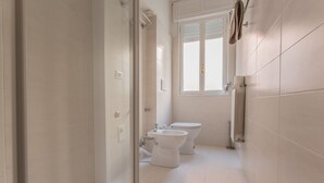 A modern bathroom with a glass shower enclosure, a toilet, and a bidet. - Lido Venezia - Via Smirne 9 (Venice)