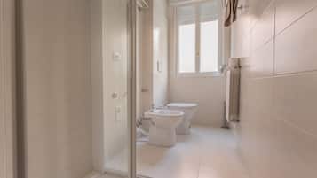 Apartamento, 2 quartos | Banheiro | Chuveiro, secador de cabelo, bidê, toalhas de banho