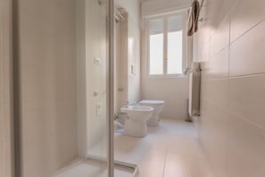 Apartment, 2 Schlafzimmer | Badezimmer | Dusche, Haartrockner, Bidet, Handtücher