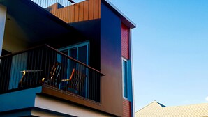 A modern building with a balcony, large windows, and a clear sky. - 3BRs 5 BathRms with private pool in BKK, 3 km to metro ,9 km to BKK airport (Bangkok)