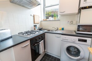 Full-sized fridge, microwave, oven, stovetop - Me Gusta Downtown Apartment London (London)