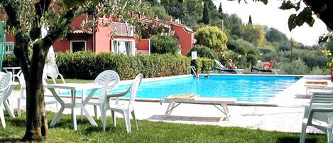 Kauden mukainen ulkouima-allas, aurinkovarjoja, aurinkotuoleja