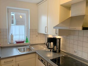 Kühlschrank, Mikrowelle, Ofen, Geschirrspüler