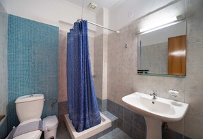 淋浴设施、吹风机、毛巾、卫生纸