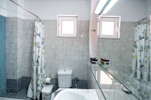 Dusche, Haartrockner, Handtücher, Toilettenpapier