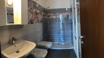 Kamar Double, 1 Tempat Tidur Queen, pemandangan danau | Kamar mandi | Shower, perlengkapan mandi gratis, pengering rambut, dan kloset