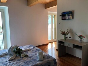 Double Room, 1 Queen Bed, Lake View