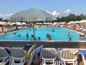 Seasonal outdoor pool, pool umbrellas, sun loungers - Apartment Rosa Cinderella With Pool (Lazise)