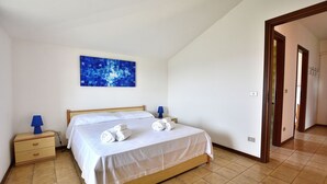 2 habitaciones, tabla de planchar con plancha, cunas y wifi gratis 