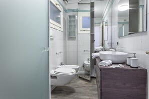 A modern bathroom with a large sink, two toilets, and a mirror. - Venezia - San Pantalon 3700 (Venice)