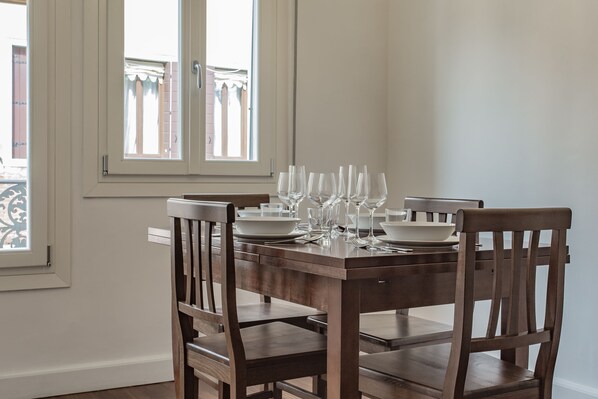 Appartamento, 1 camera da letto | Pasti in camera