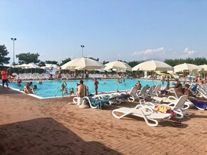 Piscine extérieure (ouverte en saison), parasols de plage