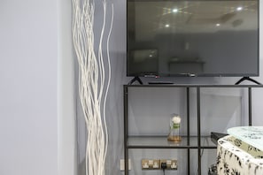 Free WiFi, bed sheets - My London Suite (London)