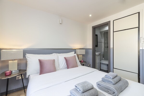 Free WiFi, bed sheets - My London Suite (London)