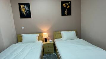 Roupas de cama premium, frigobar, cofres nos quartos