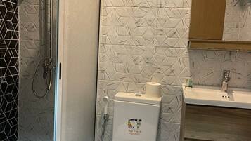 Quarto duplo, 2 camas de solteiro | Banheiro | Chuveiro, produtos de toalete grátis, toalhas de banho