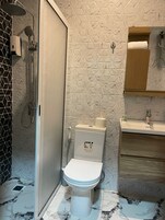 Ducha, artículos de tocador gratuitos, toallas
