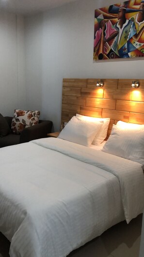 Ropa de cama de alta calidad, minibar, caja fuerte