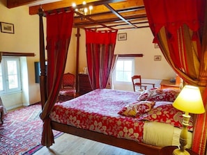 Family Duplex (Tour) | Individually decorated, free WiFi, bed sheets