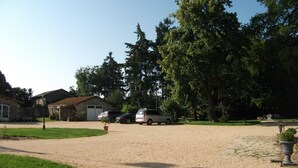 A gravel driveway leading to a house with parked cars. - Château de Belle-Vue (Sainte-Cecile)