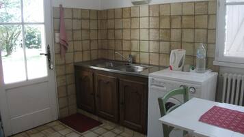 Appartement Classique (Occident) | Cuisine privée | Réfrigérateur dans l'espace commun, micro-ondes, bouilloire électrique