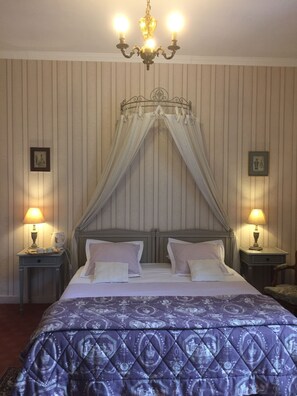 Habitación clásica con 1 cama matrimonial o 2 individuales (Louis) | Decoración personalizada, wifi gratis y ropa de cama 