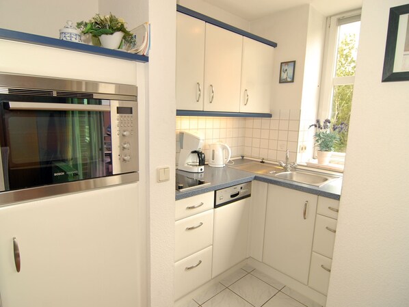 ثلاجة، فرن، غسالة أطباق