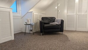 Basic-enkeltværelse - fælles badeværelse - udsigt til have (Loft Room Single room - 9) | 1 soveværelse