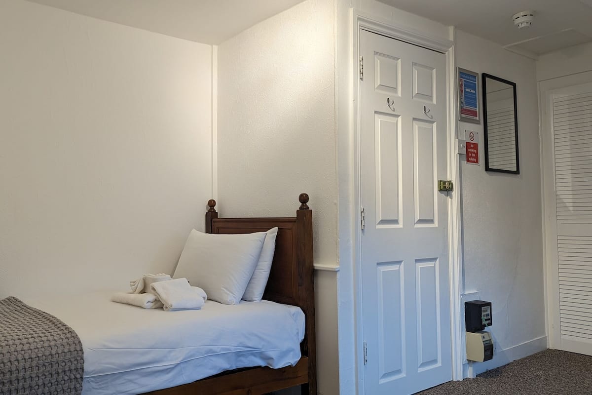Basic Single Room, Shared Bathroom (Loft Room Single room-10)