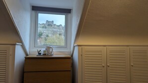 A small attic bedroom with a window overlooking a castle. - Dover Town Rooms (Dover)