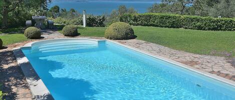 Außenpool (je nach Saison geöffnet), Sonnenschirme, Liegestühle