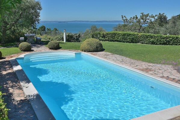 Außenpool (je nach Saison geöffnet), Sonnenschirme, Liegestühle