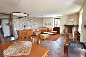 Apartment, 2 Schlafzimmer, Nichtraucher | Wohnbereich | Flachbildfernseher