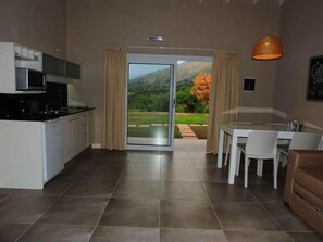 Departamento Deluxe, 1 habitación, para no fumadores, vista a la montaña | Área de sala de estar | Televisión de pantalla plana 