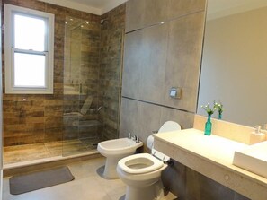 Deluxe Apartment, 1 Bedroom, Non Smoking, Mountain View | Bathroom - Parque Los Nogales Apart Hotel (San Luis)