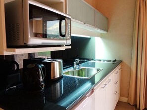 Apartament Deluxe, 1 dormitori, no fumadors, vistes a la muntanya | Cuina privada | Frigorífic, microones, placa de cuina i bullidora elèctrica
